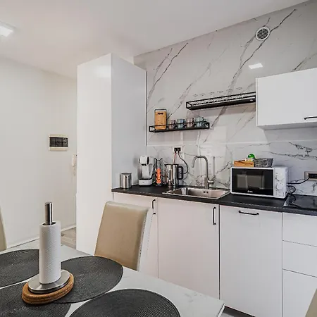 Two Bedroom Jose With Private Parking Apartment